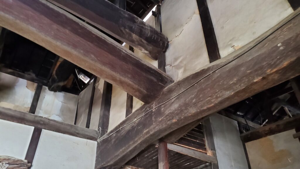 主屋の土間に架かる大きな梁