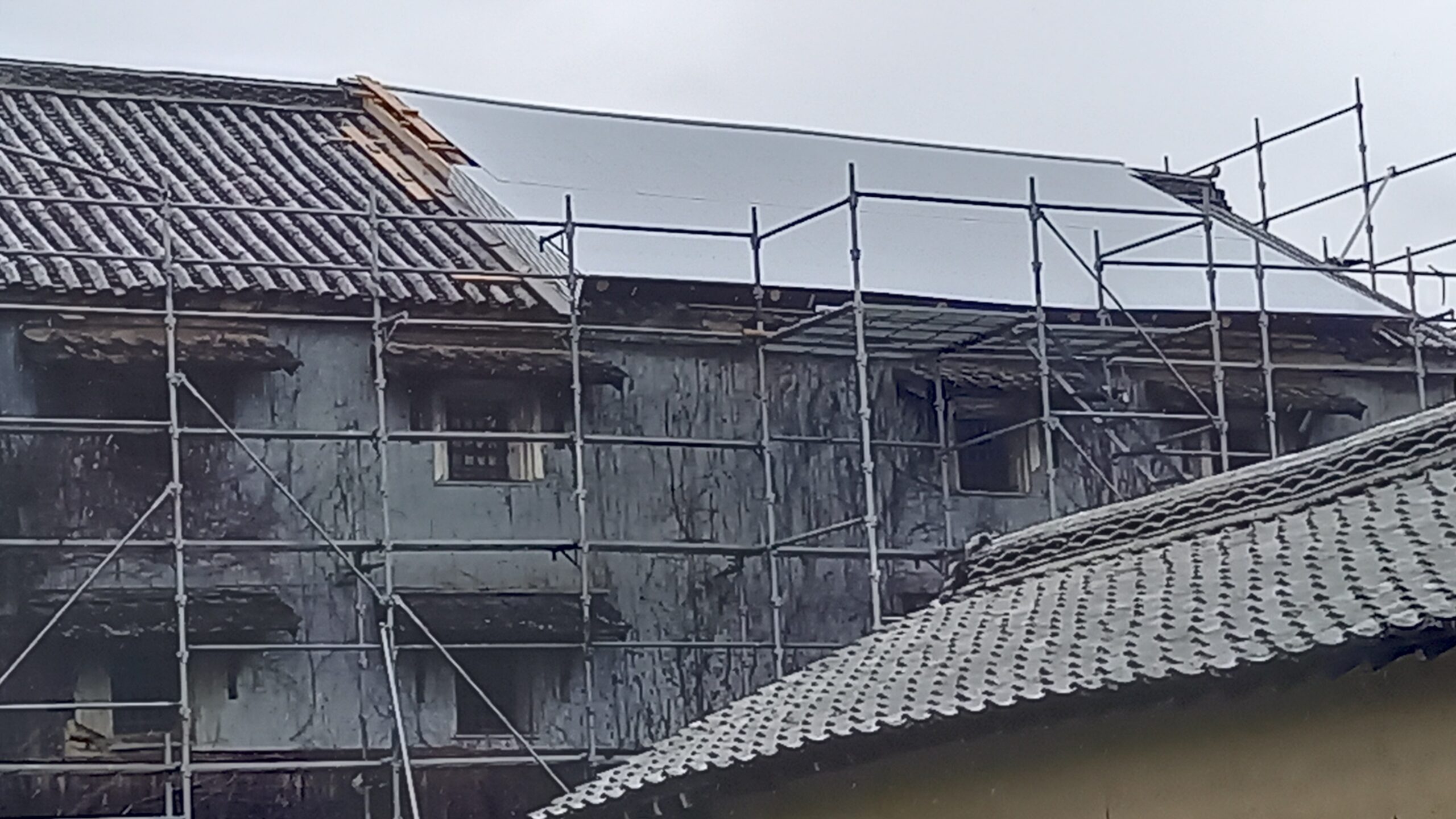 大蔵の屋根の陥没を食い止める！緊急の仮設補修工事完了。
