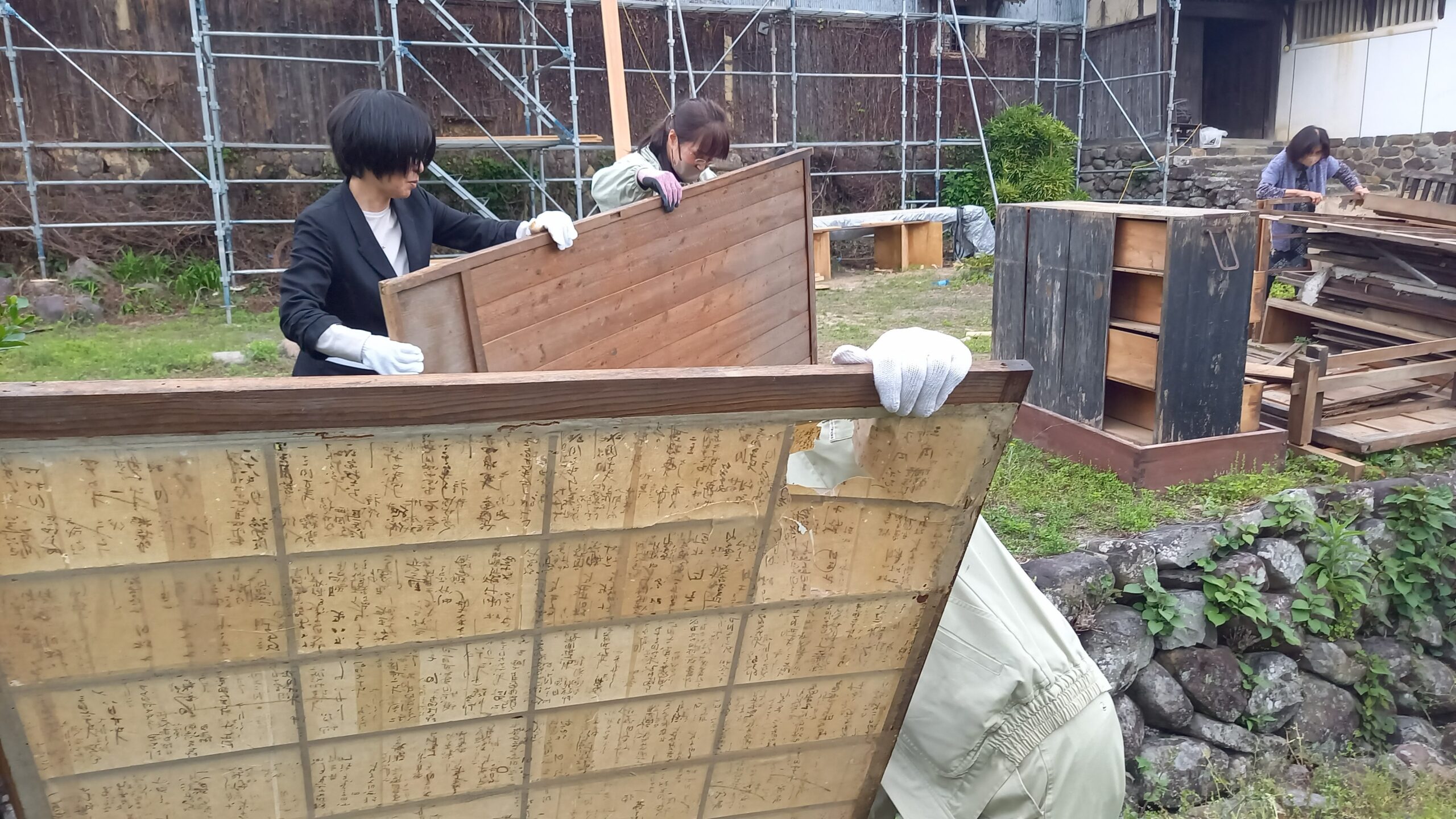 大蔵の２階から出てきた建具などの片付けをしました。