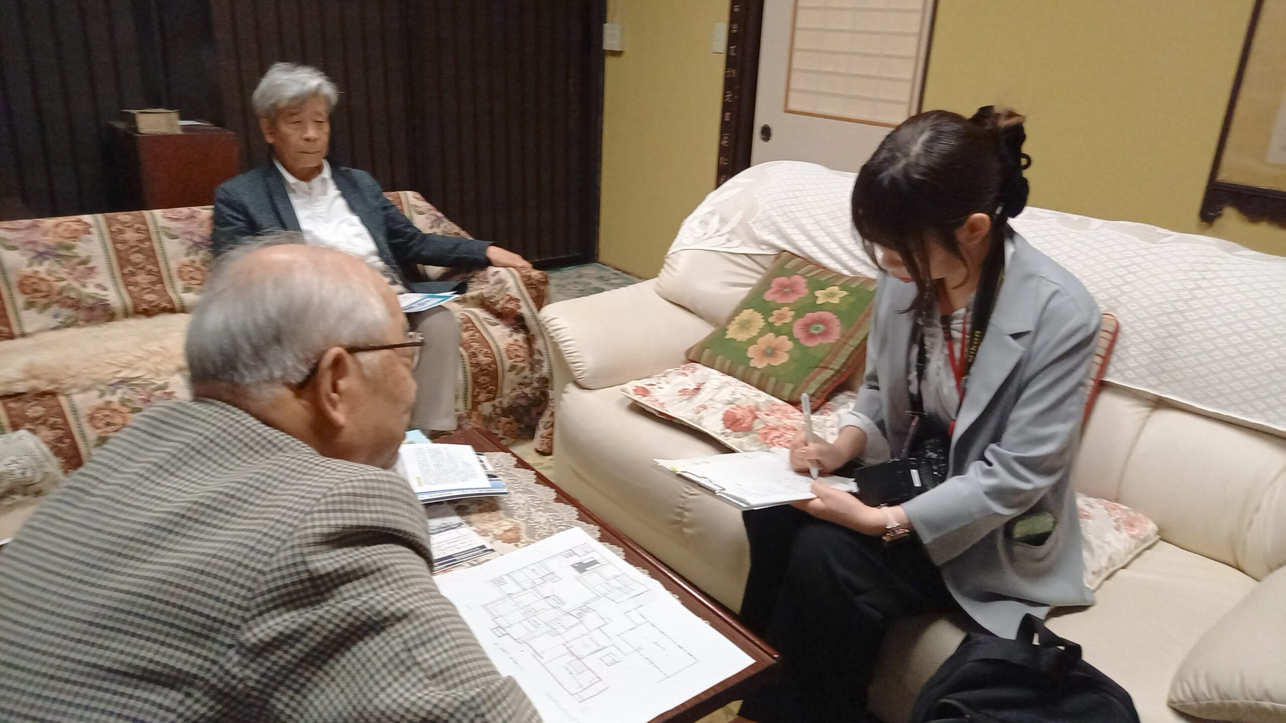 愛媛新聞社の取材を受けました。近々、「坂本家住宅を守る会」の活動が記事になります。